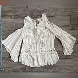 Anthropologie Meadow Rue| White Cold Shoulder Boho Blouse with Wing Sleeve, XS••